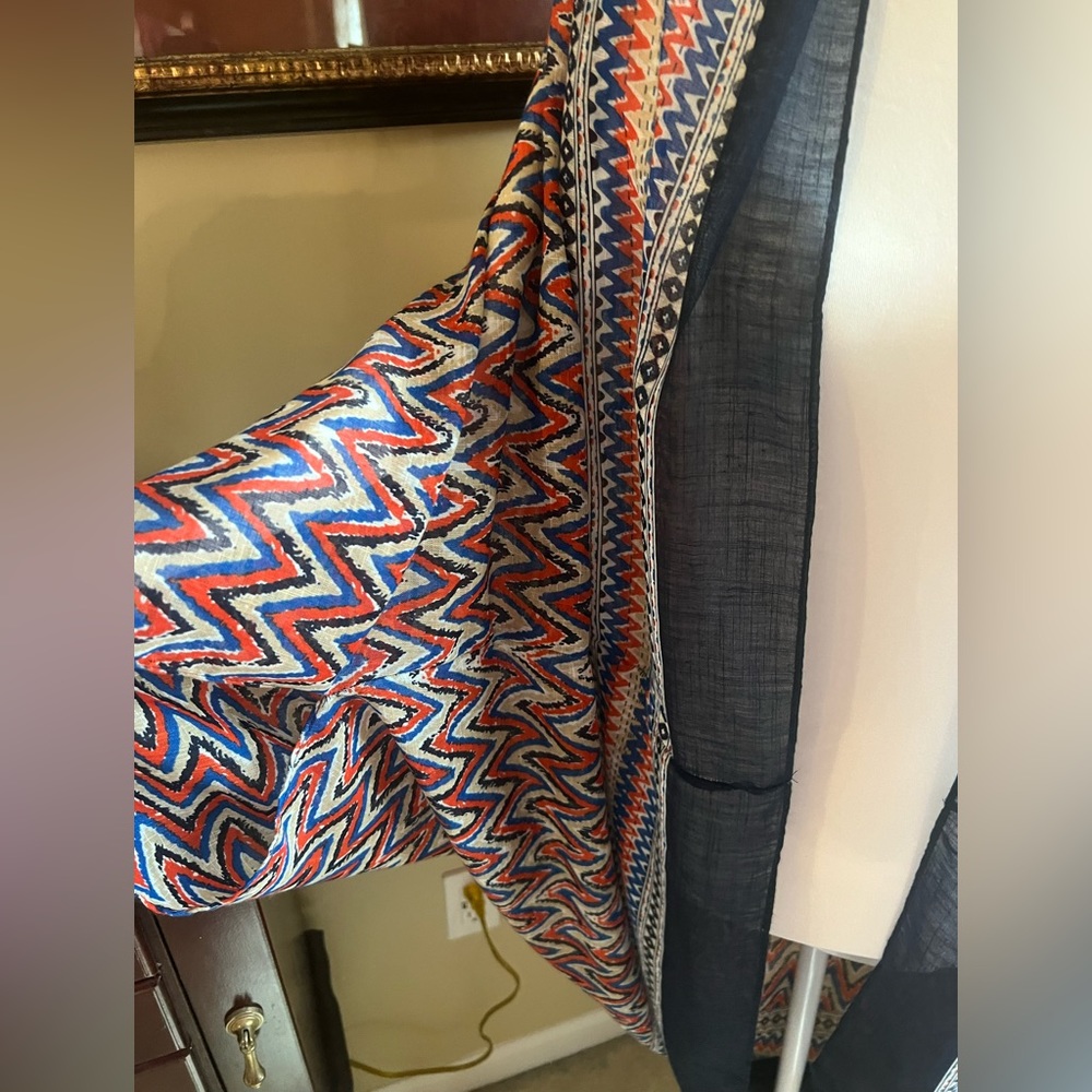 Poncho - Picture 3 of 11
